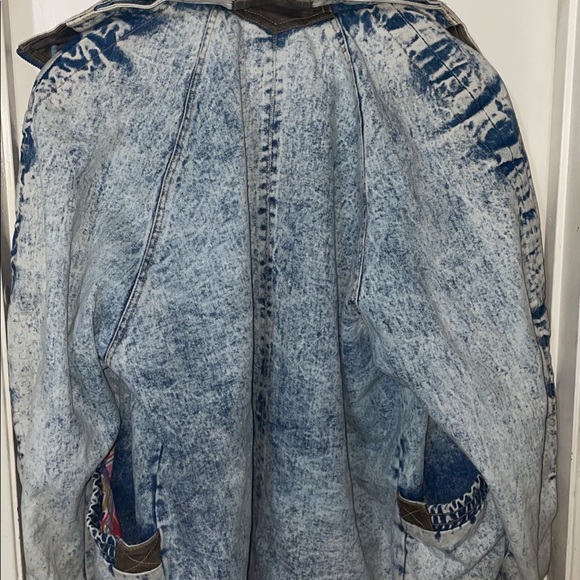 (VINTAGE) Acid Washed Vintage Denim Jacket (VINTAGE) - Picture 3 of 3